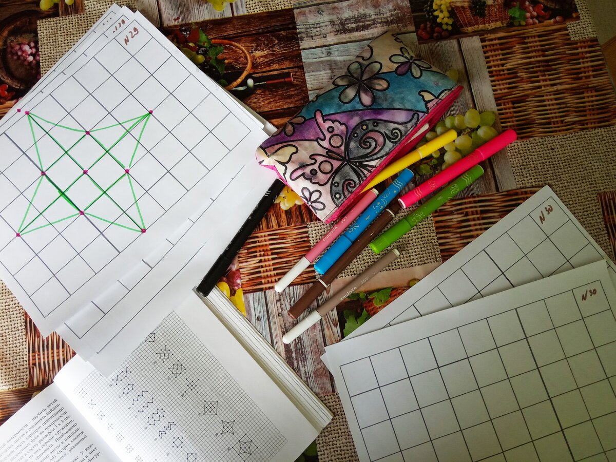 Готовлюсь к занятиям. Рисую образцы орнаментов.