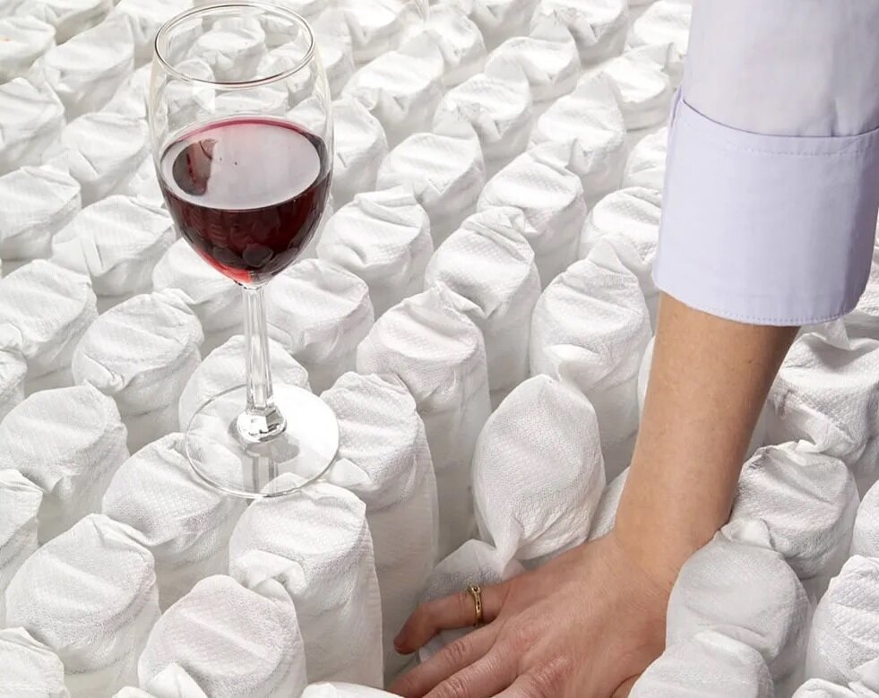 Изображение взято из сети Интернет. На нем хорошо видно, как автономно работают пружины независимого блока. Такой матрас будет подстраиваться под тело спящего. Движения одного человека не будут беспокоить другого. Это основное преимущество независимого пружинного блока перед беспружинным вариантом.