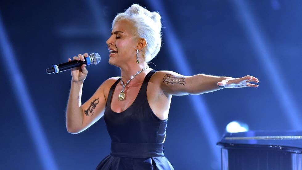 Леди Гага в Риме (Италия), сентябрь прошлого года, на видио падение певицы.                                             https://youtu.be/0lkT3oa8FIg?t=16