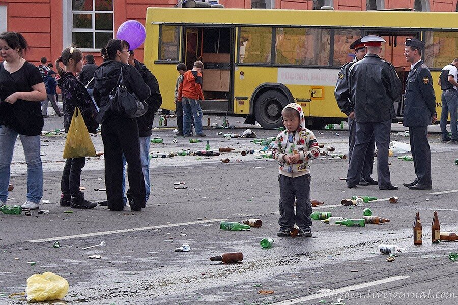 Дети впитывают модель поведения и проведения праздников.