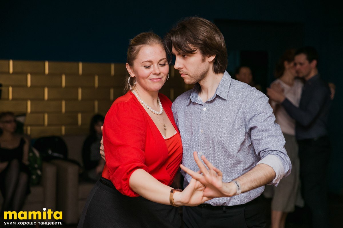 Оля танцует
