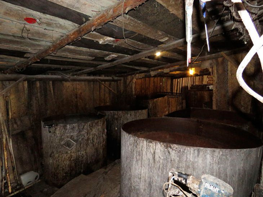 Емкости с брагой из распилянной цистерны. Все серьезненько, чувствует рука хорошего организатора.