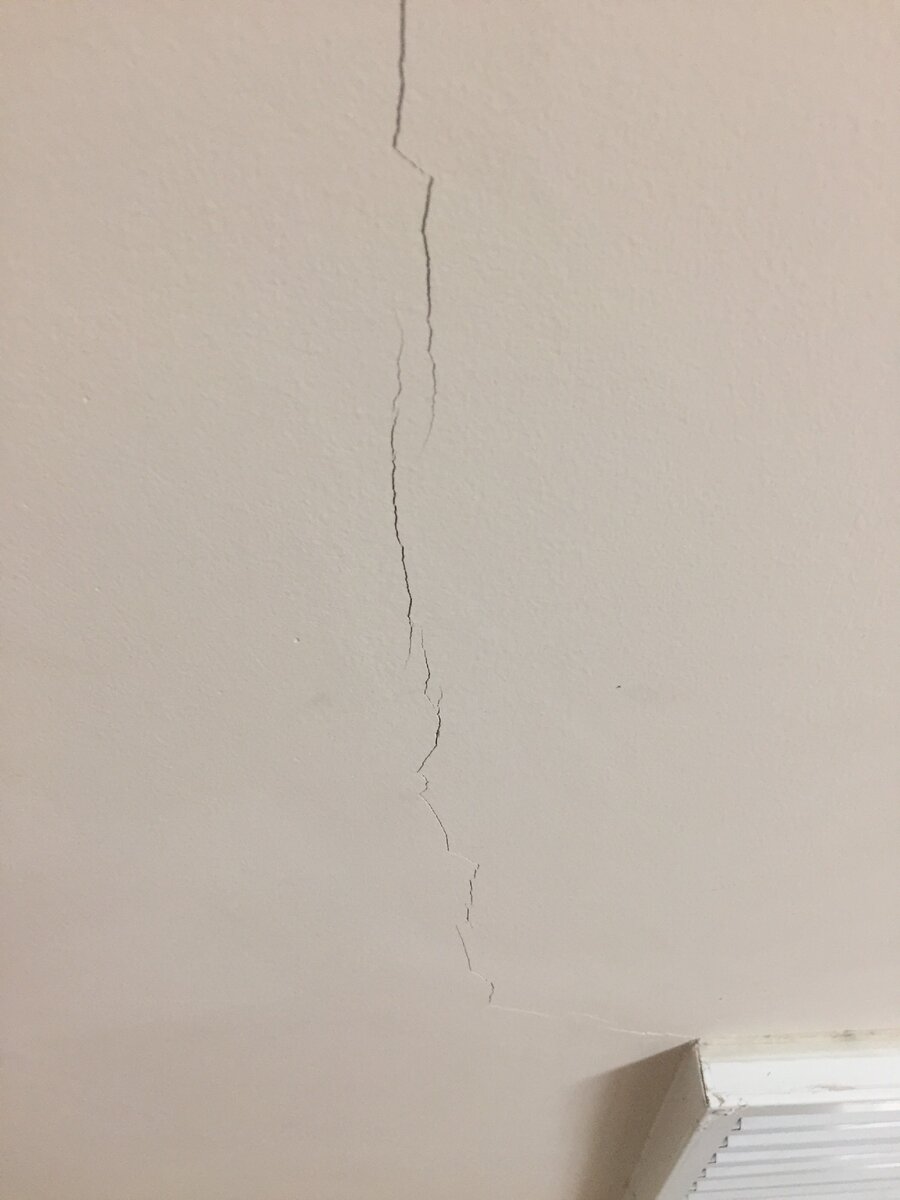 В доме появилась трещина. Трещина в стене. Трещины в квартире. Трещина в стене в квартире. Вертикальные трещины в стенах.