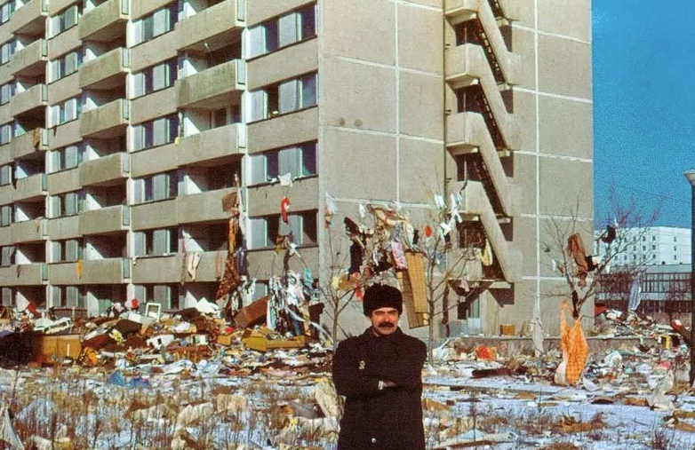 Узнал, кто и зачем выкидывает мебель из окон квартир Припяти спустя 33 года после аварии!