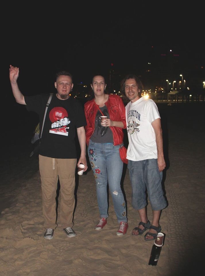 Это я уже чуть отошел от перелета, рядом - израильские друзья, оба русские, кстати