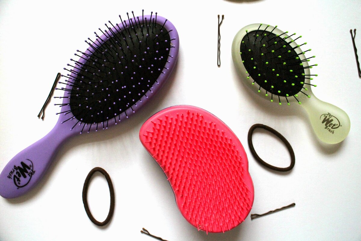 Розовая по центру - это tangle teezer, две другие - wet brush