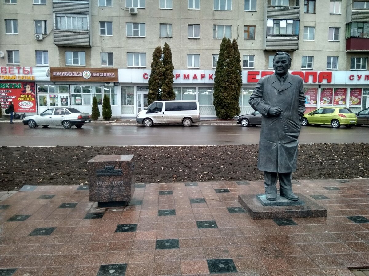 А вот вторая - поскромней, хотя и выполнена в более благородных материалах. Кого же она увековечивает?