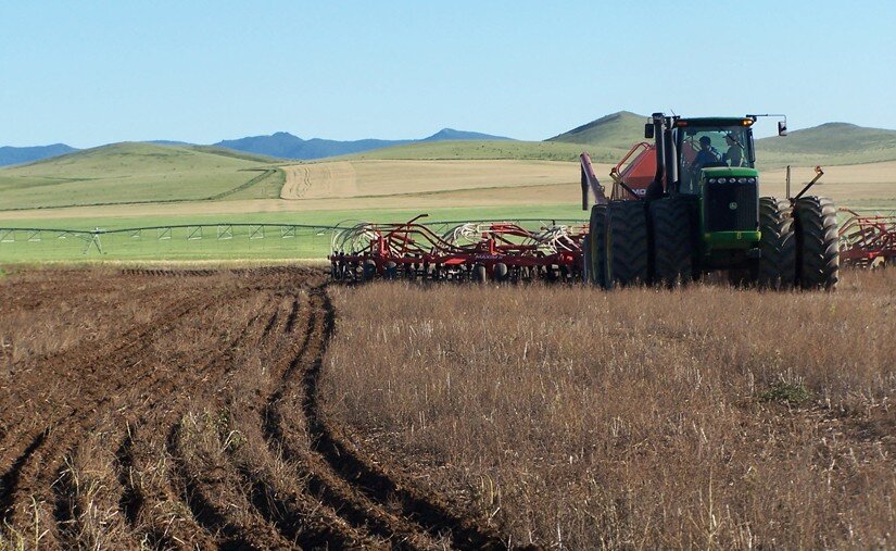 Распашка земли в современной Монголии.