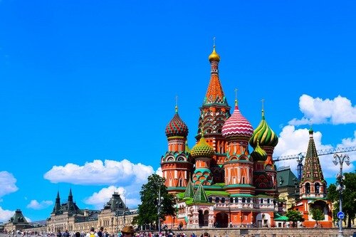 Россия с площадью территории около 17 100 000 км², бесспорно является самой большой страной на Земле. Выделяют более ста шестидесяти народностей, проживающих в РФ . Страну омывают 12 морей, принадлежащих к бассейнам Северного Ледовитого, Тихого и Атлантического океанов. Сухопутная граница России простирается на более чем 22 000 км. Она соседствует с четырнадцатью государствами, в том числе с Китаем, Северной Кореей, Норвегией и Финляндией. Страна уникальна во всех отношениях. Благодаря большой протяженности и климатическим зонам природа поражает своим разнообразием. В разных уголках можно увидеть тайгу, полупустыни, ледники и альпийские луга. Территория РФ покрыта густой речной сетью и бесчисленными озерами. В каждом регионе есть свои уникальные памятники природы: озеро Байкал, горы Алтая, Долина Гейзеров, Ленские столбы, Плато Путорана и т.д.


