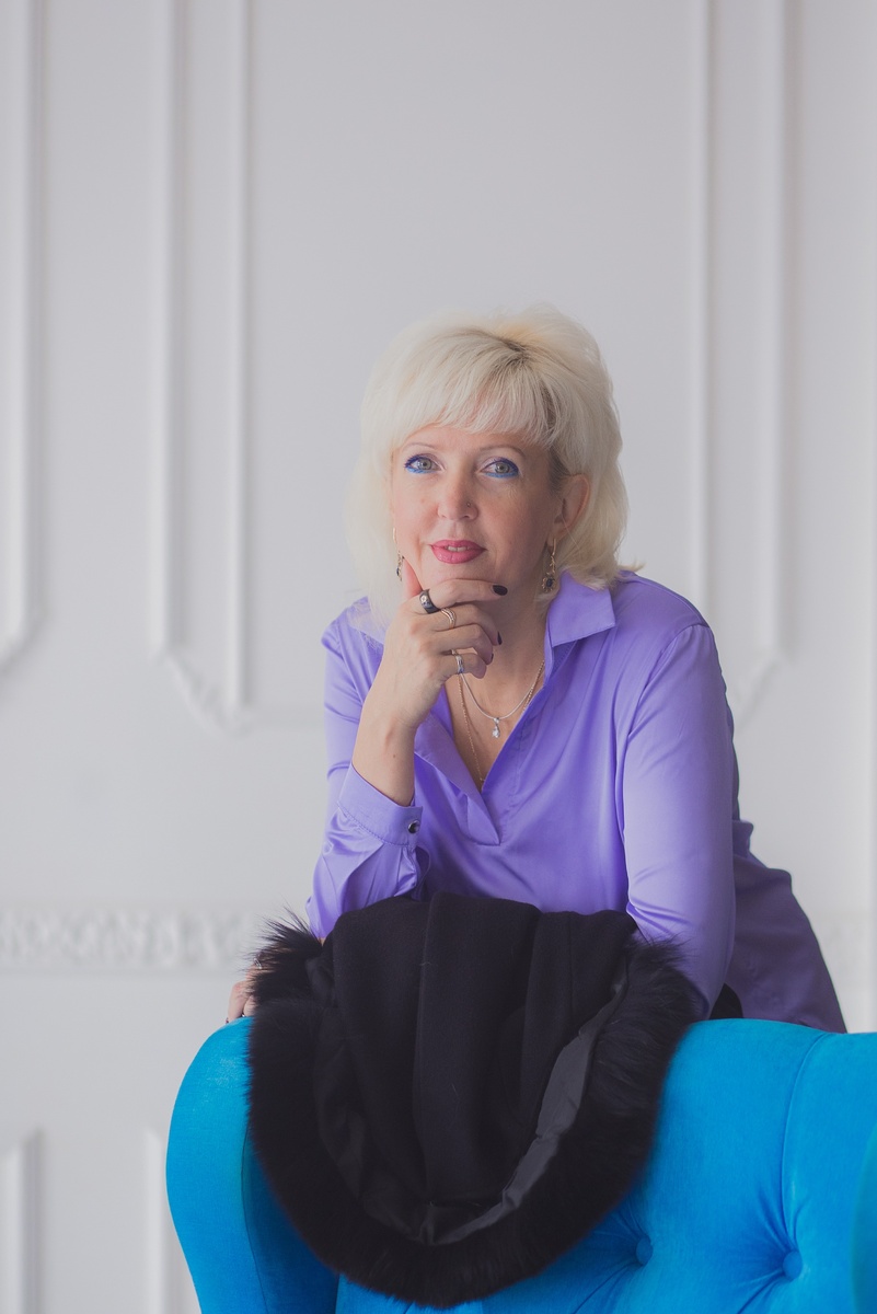 С помощью народных средств можно устранить психологические проблемы. Полезно пить отвар трав, обладающий седативным свойством. В его состав включают: •	   пустырник;
•	валериану;
•	мяту перечную.
Травы заваривают в равном соотношении либо применяют аптечные настойки (по 3-5 капель каждого компонента). Настой добавляют в чай, отвар пьют за полчаса до еды ежедневно по 1 чайной ложке.
Помимо отвара и настоек, хорошо действуют на нервную систему ванны с травами и аромамаслами. Добавлять в воду можно:
•	розовое масло (обладает успокаивающим воздействием);
•	масло мелиссы (естественный спазмолитик);
•	лавандовое масло (хорошо применять перед сном, оно умиротворяет, успокаивает);
•	сандаловое масло (благотворно влияет на сердечно-сосудистую и нервную систему);
•	масло нероли (помогает людям в депрессивном состоянии).
авы