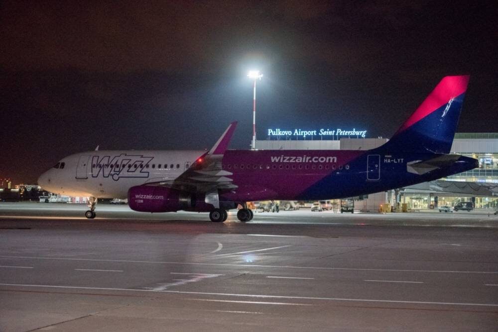 Борт WizzAir в аэропорту Пулково.