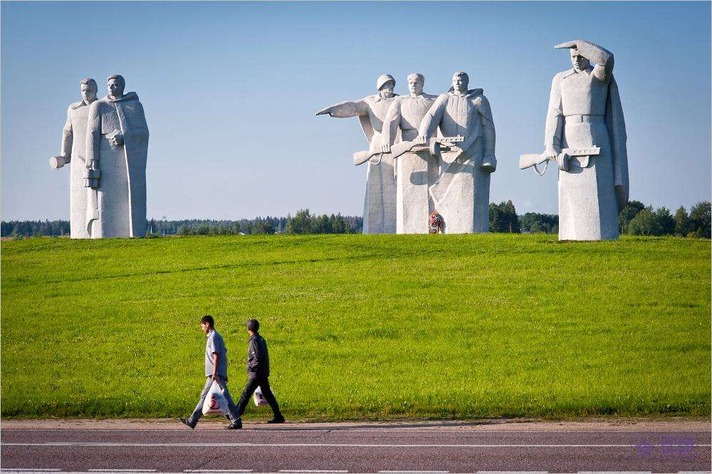 Память 28 панфиловцев увековечена установкой памятника в дер.Нелидово, Московской области.