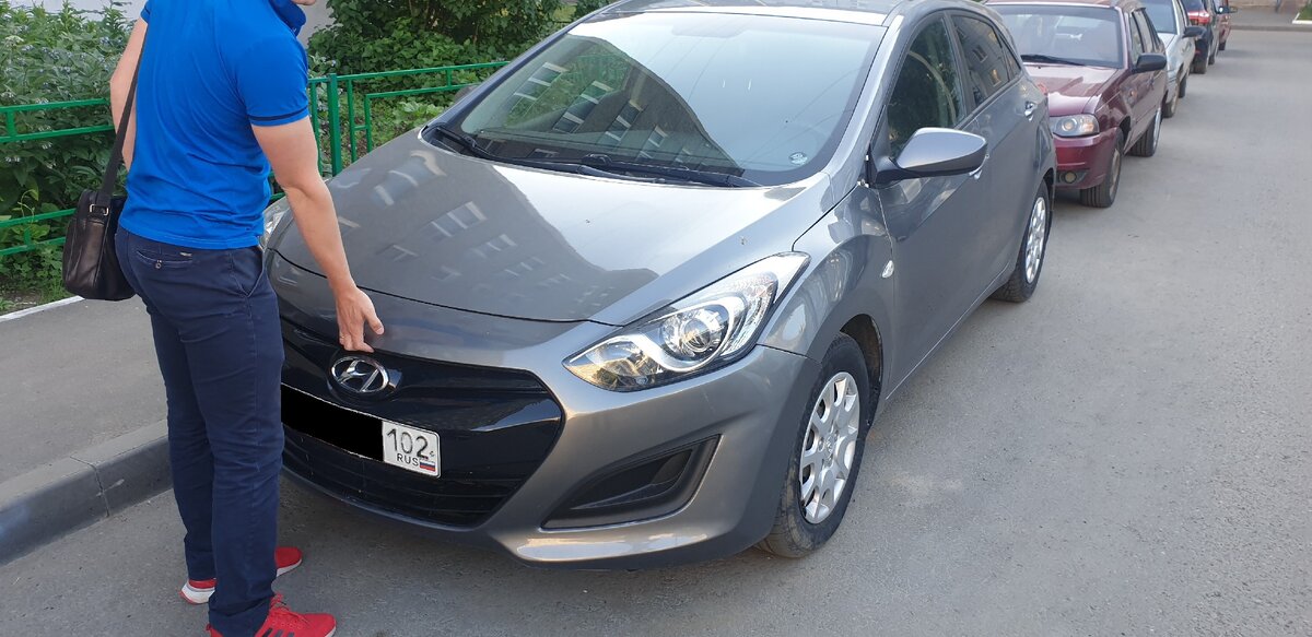 Придерживает бампер, чтобы машина казалась красивее. Лайфхак от перекупа.