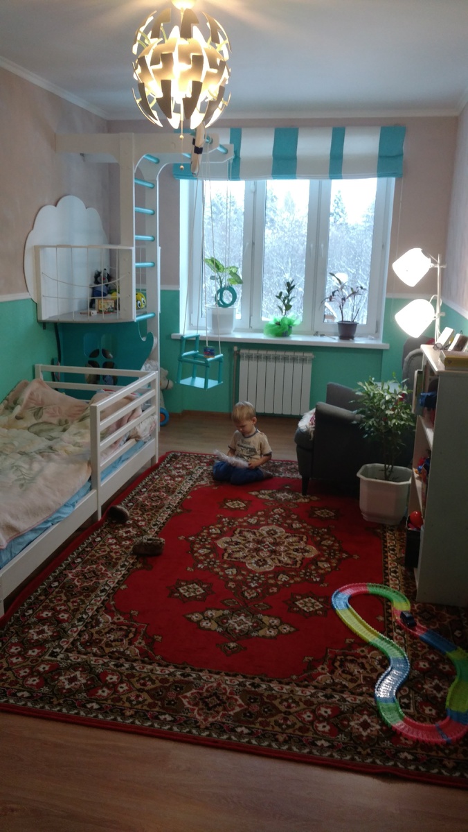 На фото сын всё же в прибраной детской 😉