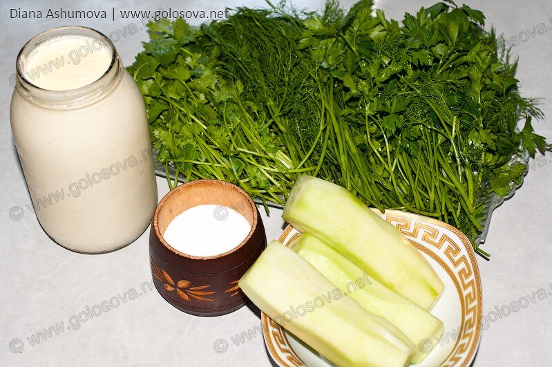 зелень, огурцы и мацоне