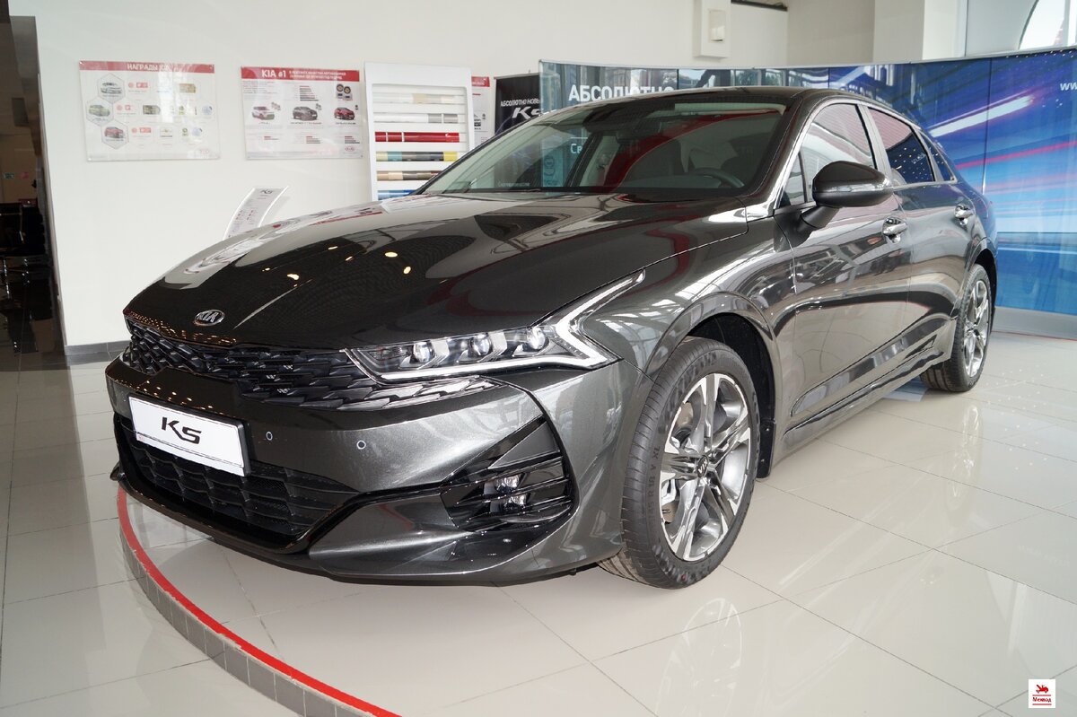 Автомобиль Kia K5 2020 года выпуска
