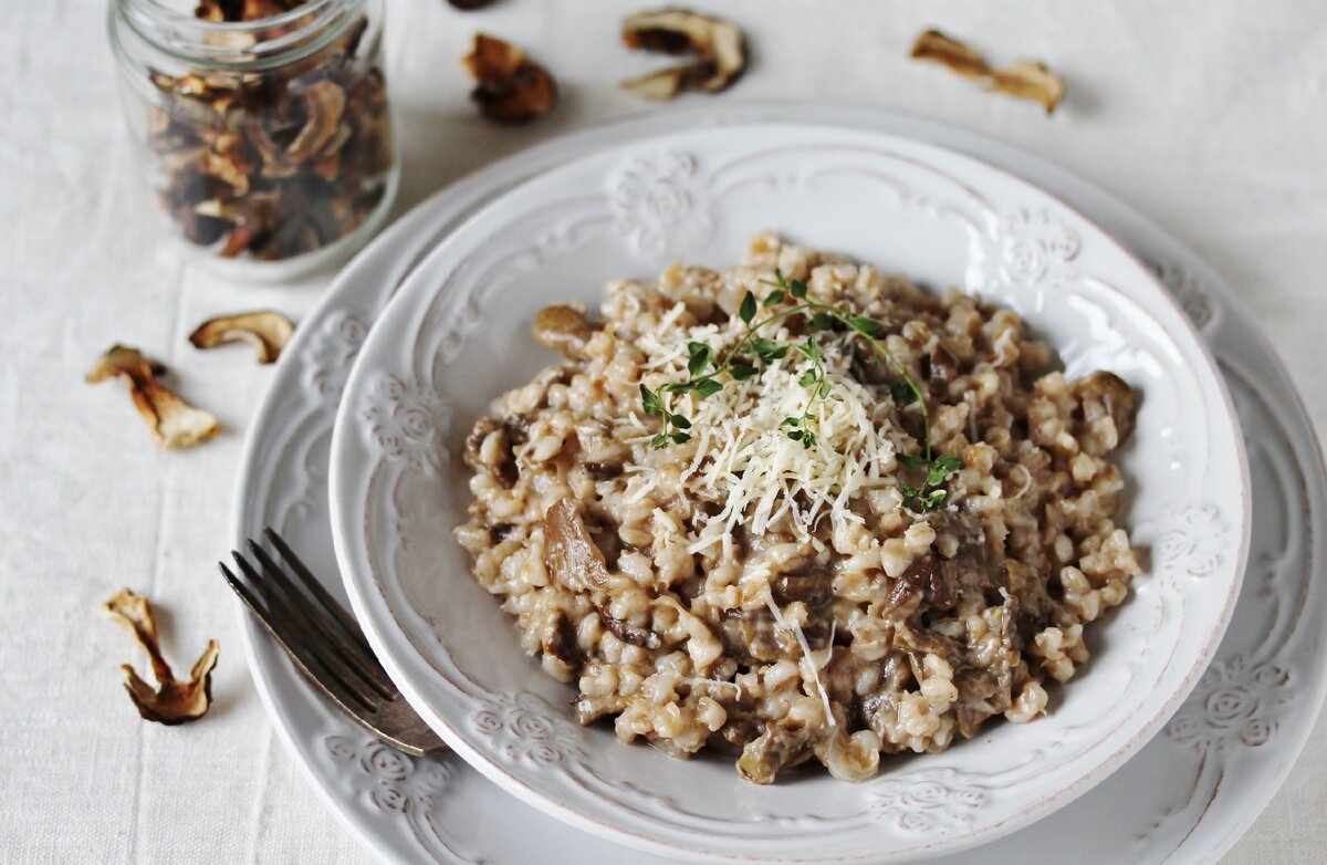 Перловая каша с зеленью и сыром