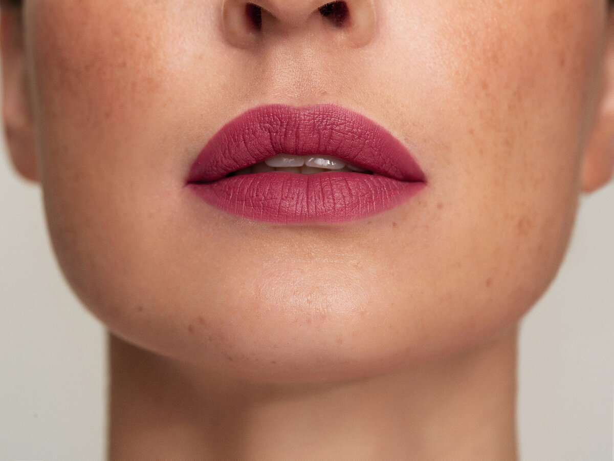 Стойкая матовая губная помадаOK BEAUTY COLOR SALUTE MATT & STAY В ОТТЕНКЕ FEVER