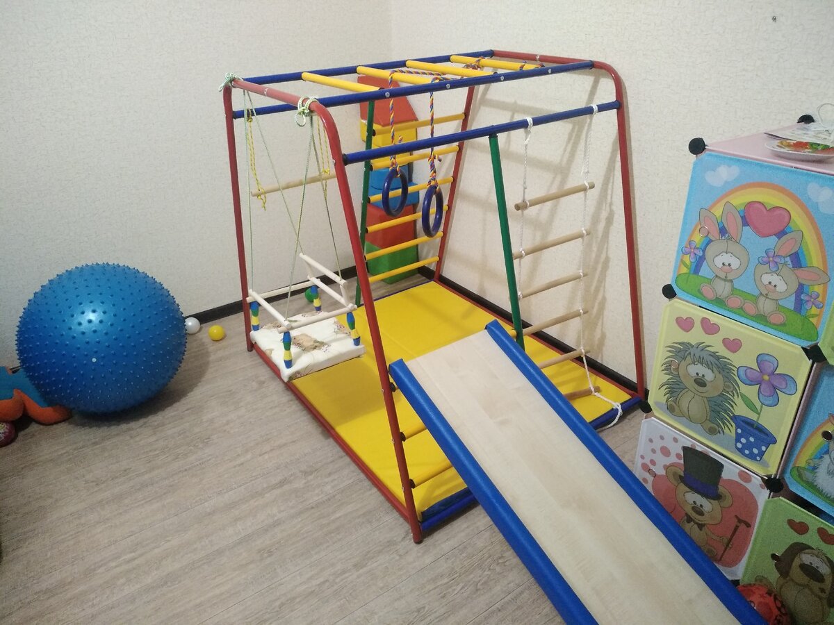 В таком виде комплекс собран сейчас. Мы убрали сетку - паутину и тарзанку, они пока что нам мешают. 