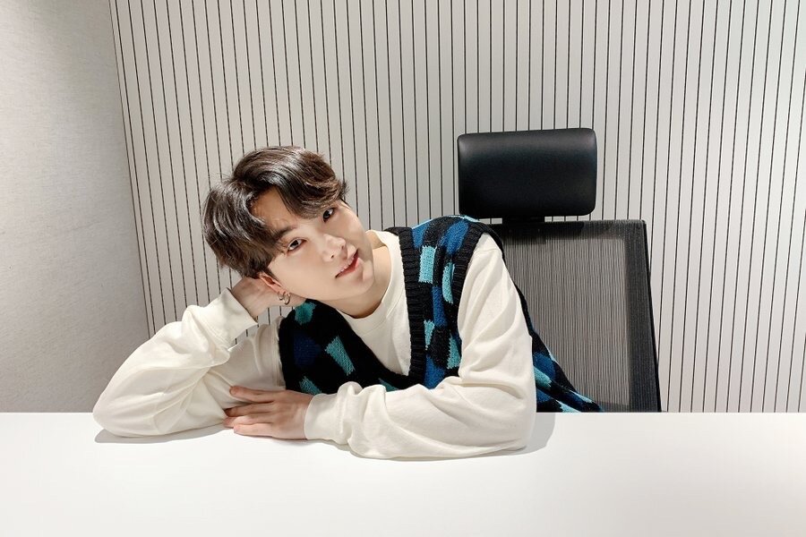 Кадр из видео "[BANGTAN BOMB] SUGA's "BE" Album Review - BTS (방탄소년단)" — Шуга чувствует себя лучше 😥 
