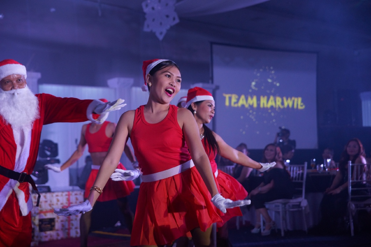 Фото с прошлогодней рождественской вечеринки QQEnglish 