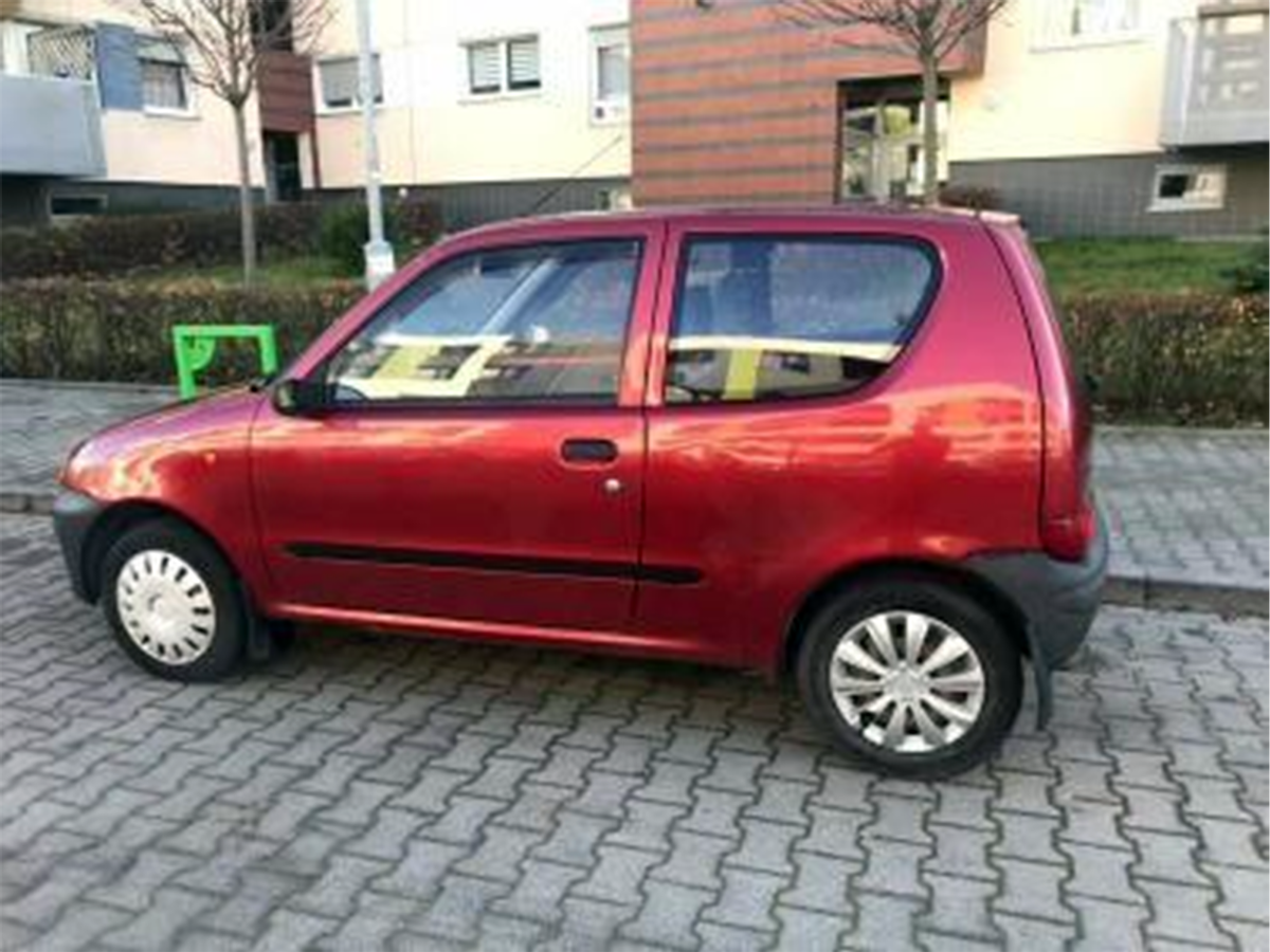 Этот автомобиль приобрёл мой сосед за 800 злотых.