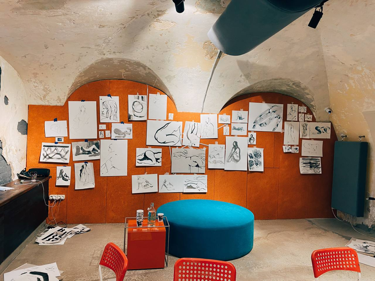 Просмотр набросков всех участниц в конце первого занятия