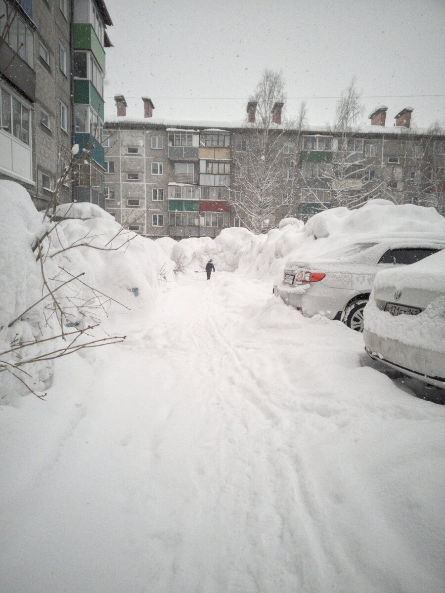 Жители домов помогают коммунальщикам в уборке снега. Междуреченск