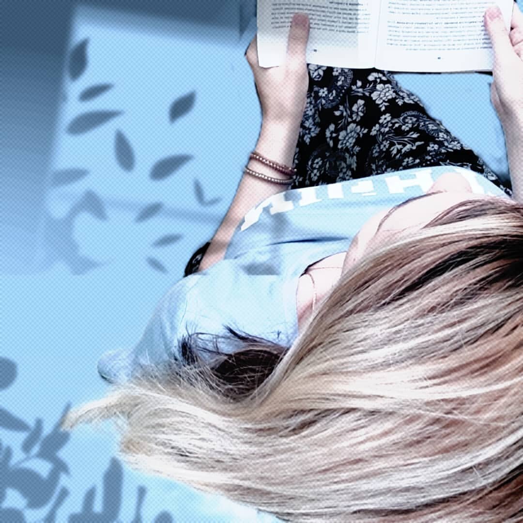 Почему "колбасит" и "мотает"? Если вам знакомо чувство, когда сегодня вы хотите вязать, а завтра вы хотите открыть кофейню, а послезавтра иметь свою типографию.... Или когда тотальное выгорание (как вам кажется) а через час уже ТАКОЕ Вдохновение, что можно СОЗДАТЬ что-то шедевральное, а к вечеру опять депрессия... Знакомо? Тогда это пост для вас 🎯Итак, подключаем нумерологию, а именно расчёт личного кода. В коде 15 позиций (15 точек)  - некоторые из них ВКЛЮЧЕНЫ и присуще нам уже с детства, а некоторые включаются в молодости, а иногда и ещё позже... (в сторис рассказываю про возраст) Так почему же колбасит? Арканы (архетипы) делятся на мужские и женские.Женские более мягкие, гармоничные, нежные, когда ваша точка включается в таком аркане - все проходит настолько комфортно, мягко и незаметно, что вы просто наслаждаетесь каждой минуткой 😉 и не замечаете ничего необычного. А вот, когда эта точка наделена МУЖСКИМ арканом 💪 то происходит тот самый "РАСКОЛБАС" 😁 устаканится он, когда вы выберете то самое "свое" верное направление в жизни. Так случилось и со мной, в этой точке у меня стоит аркан Жрец, сильный мужской аркан, который характеризует человека как УЧИТЕЛЯ, эстета, того, кто должен ПЕРЕДАВАТЬ свои знания, человека высоких моральных принципов 😎 А точка талантов в виде аркана Умеренность, которая наградила меня повелевать ЦИФРАМИ и расчётами - ещё раз расставила все на свои места 🎯💥 И знаете, и правда перестало "колбасить", отпало желание постоянного "поиска себя", пришло понимание ЭТО МОЁ и я хочу этим заниматься и помогать людям и это конечно не передаваемые ощущения ЛЁГКОСТИ во всем 😉 В следующем посте поделюсь почему именно в ЭТИ возрастные даты происходит переход, чем опасны эти даты, а чем круты?И самое главное, что сделать в наших силах, чтобы ПОВЛИЯТЬ на свою судьбу ⚡ Продолжение следует... А пока делитесь своими интересными историями в комментариях ⬇️ 💙🆗