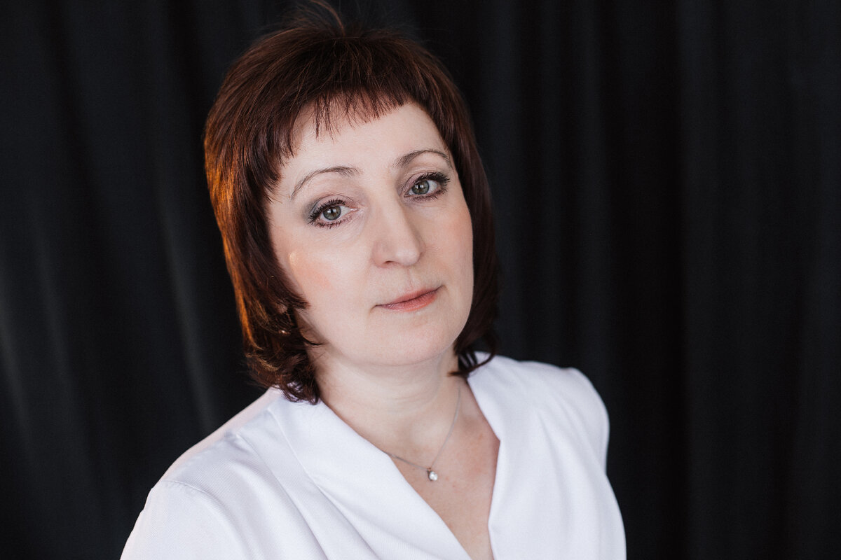 Психолог-диагност, медицинский психолог, консультант по вопросам семейных отношений, педагог-психолог, руководитель Экспертно-консультационного центра «Элегия» - Наталья Калинина. 