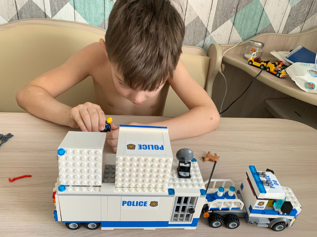 Необходимо учить ребёнка проживать  и выражать свои эмоции, но не в коем случае не подавлять их.  И чем младше ребёнок, тем больше ему необходима в этом помощь близких людей.