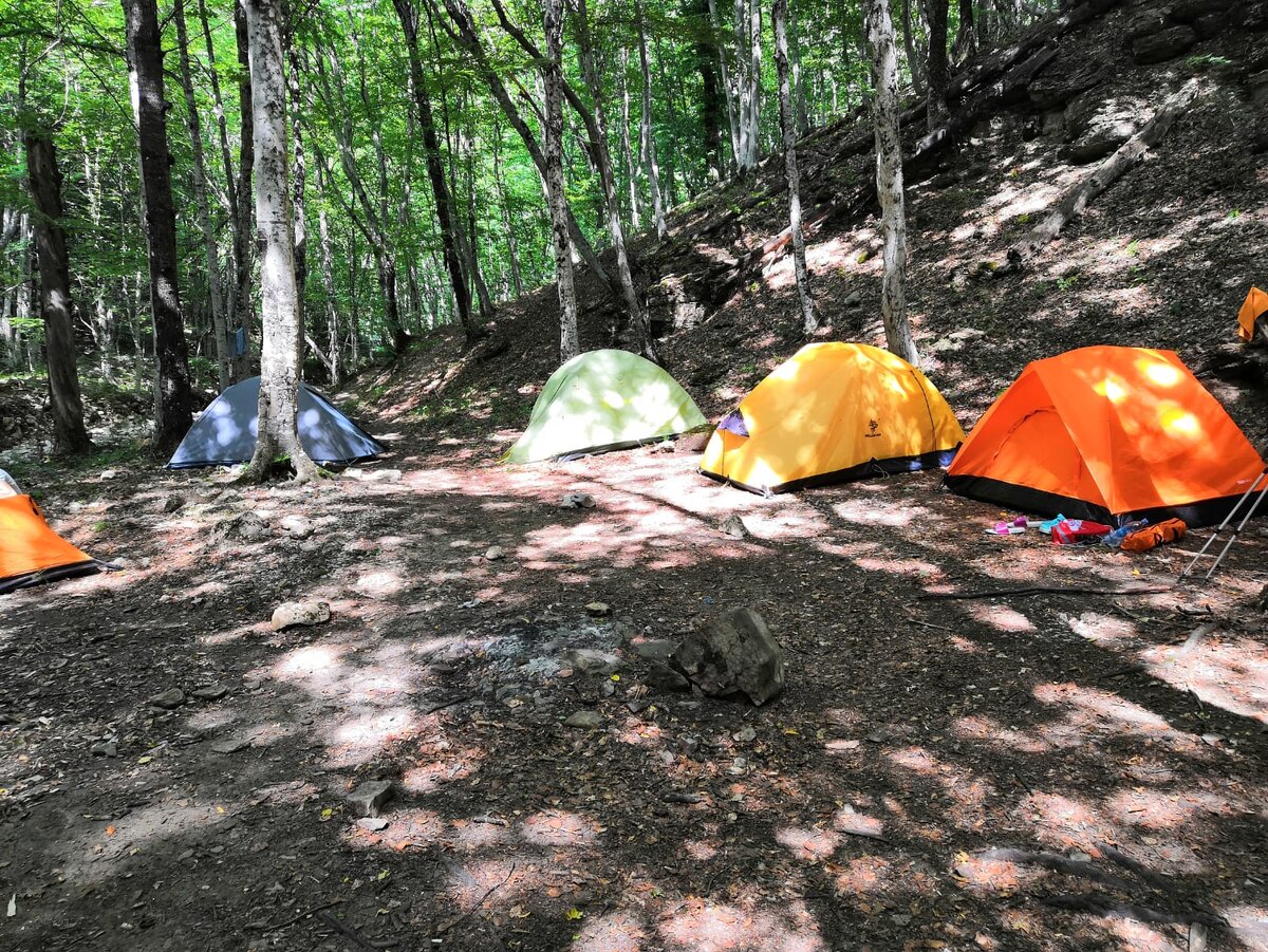 Палаточный лагерь туристов.