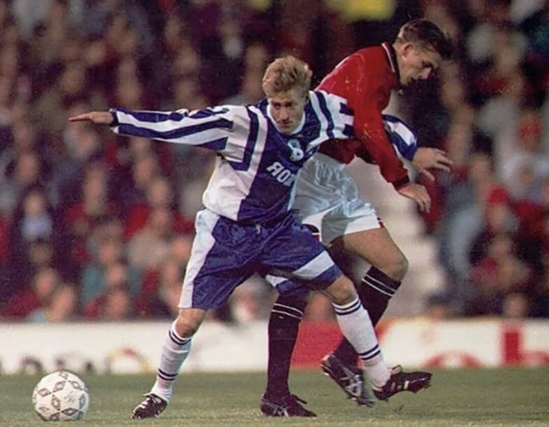 Владимир Нидергаус играет за "Ротор" в победном матче с "Манчестер Юнайтед" в Кубке УЕФА. 1995 год.