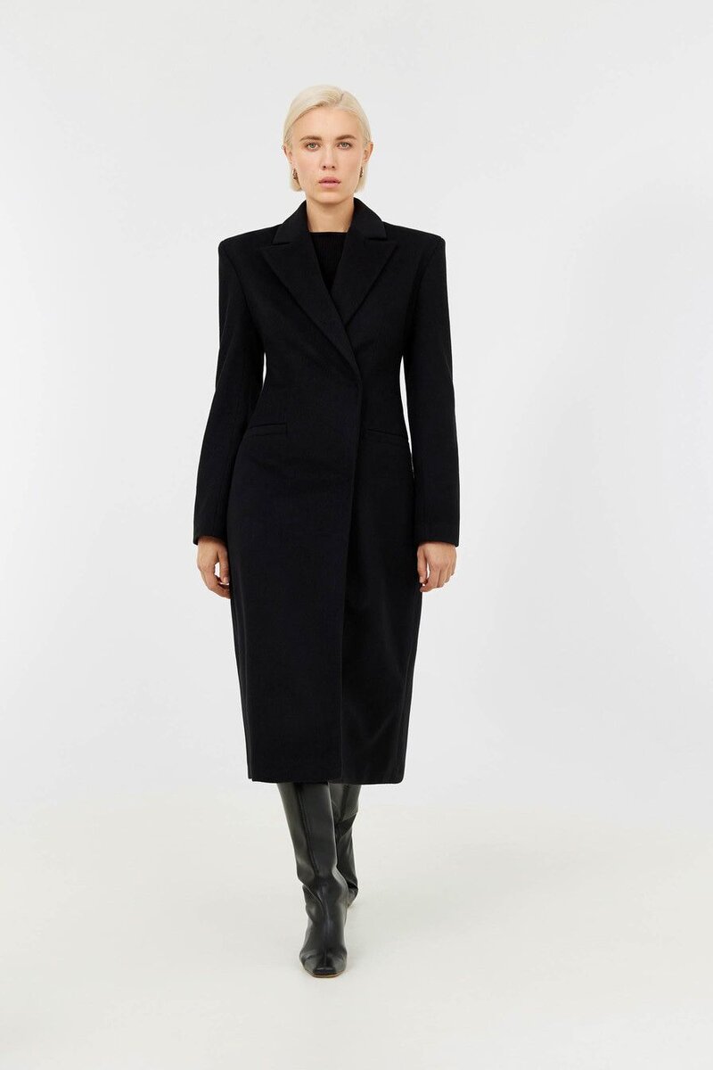 В нём идеально абсолютно всё! Прямая линия плеч, ярко выраженная талия, длина ниже колена. В общем, inspired by Balenciaga в лучшем исполнении! Носить с платьем/юбкой и широкими сапогами, как на модели или же с брюками прямого кроя.