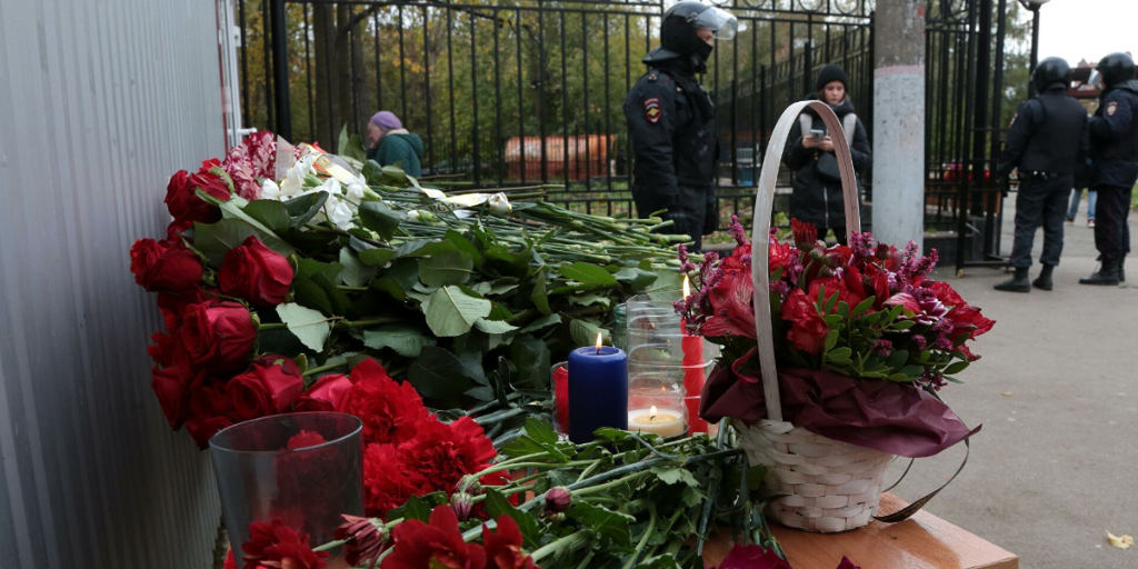 Цветы в память погибших в Перми