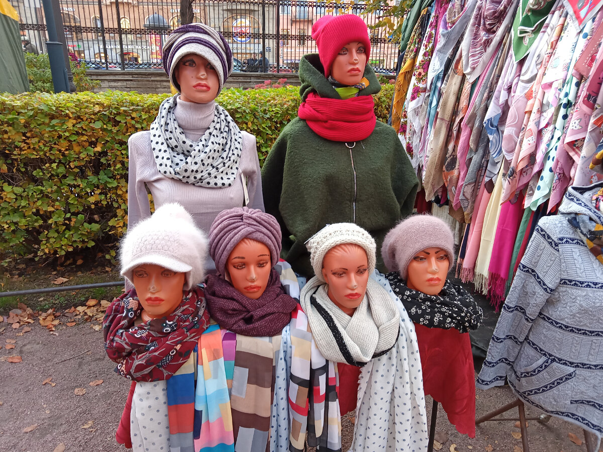 Даже манекены имеют категорию одушевленности, доказывая, что быть девочкой - почетно. Фото автора