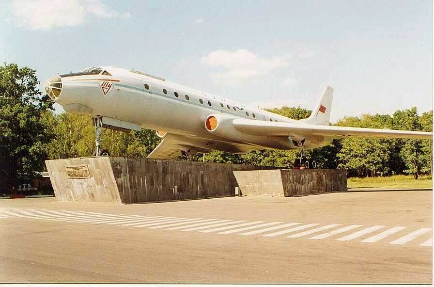 Ту-104Б СССР-Л5412, Москва, привокзальная площадь аэропорта Внуково, 11 июля 1999 г. Источник фото:  ru.wikipedia.org, File:Tupolev Tu-104B, Aeroflot AN0072728.jpg