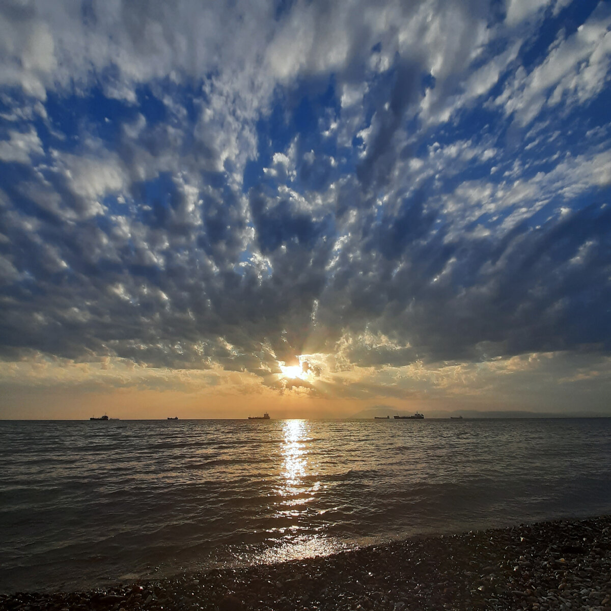 Цемесская бухта, корабли на рейде .фото автора.