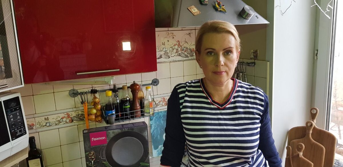 Думаю, что многие из нас, выросшие в советское время, привычные к 5-ти метровой кухне. А уж как бойко мы на ней управляемся. Согласны? Но желание и мечта обладать хотя бы кухней больше всегда живет с нами.