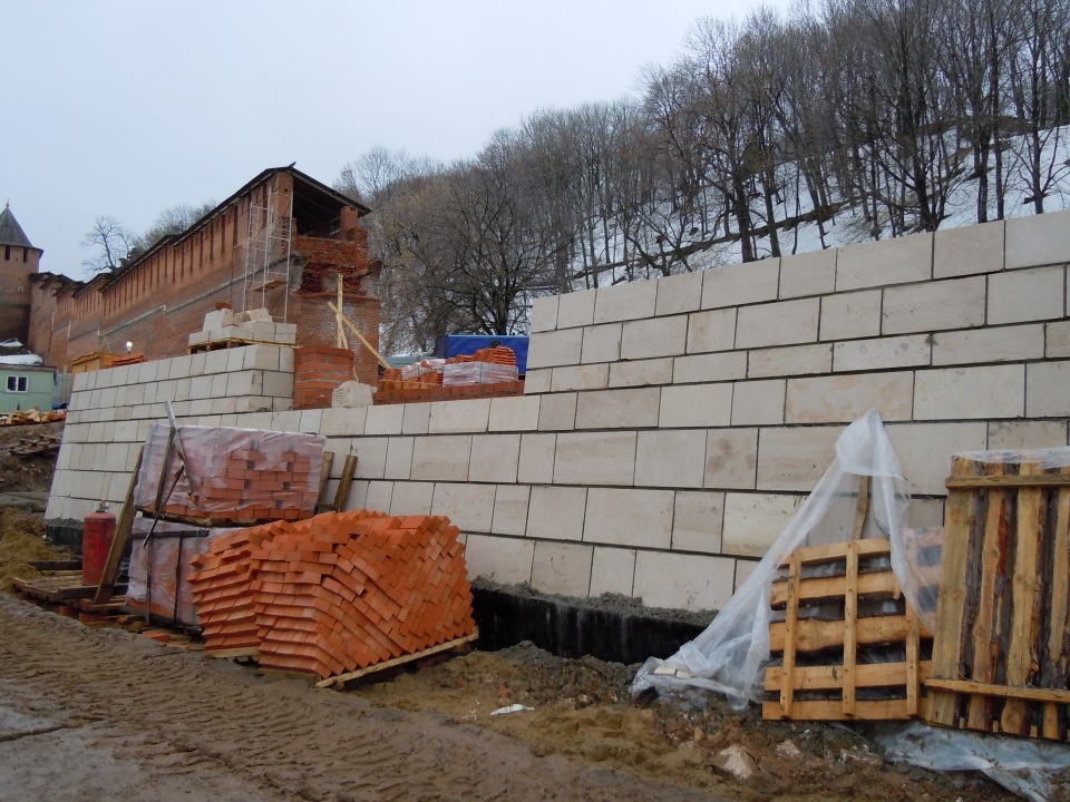  8 января 2012 г. Уже и 2012 год, а бар в Кладовой башне всё живёт. Присмотримся к нему пристальней. У входа видим различные финтифлюшки. Особенно к месту пара урн.-24