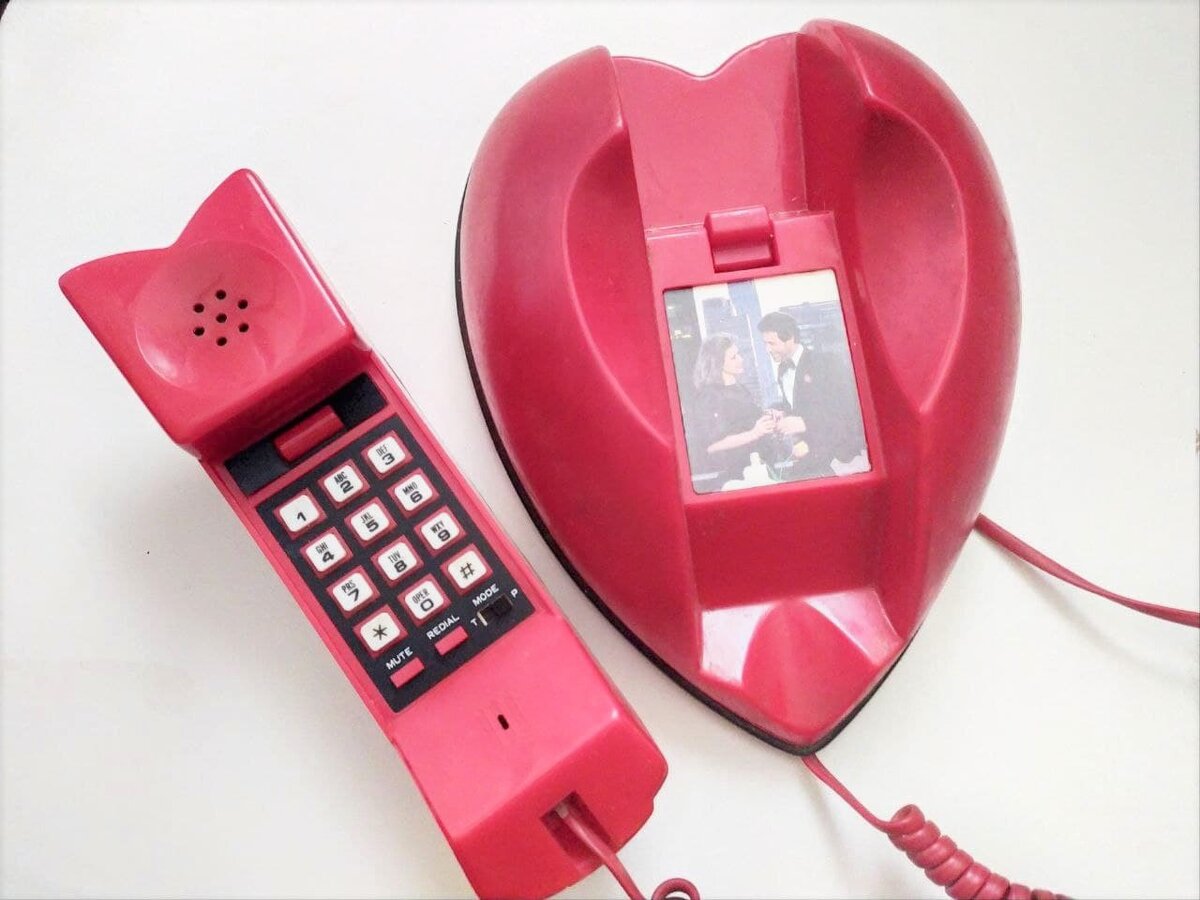 За моим дедом, когда он был молод, женщины табунами бегали, с утра до вечера ему названивали и искали с ним встречи