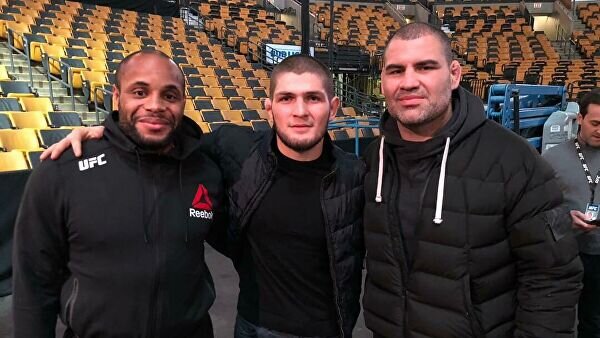    Даниэль Кормье, Хабиб Нурмагомедов и Кейн Веласкес© Фото : Instagram.com/officialcainvelasquez