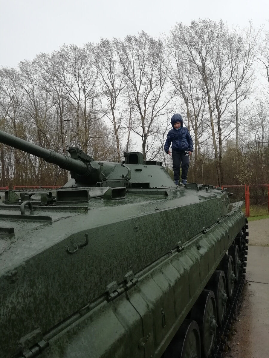 Дима на одном из выставочных экспонатов.