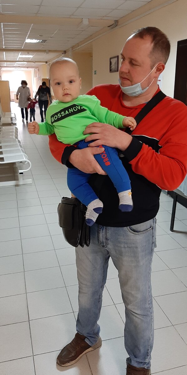 Миша с папой ждет приема у физиотерапевта