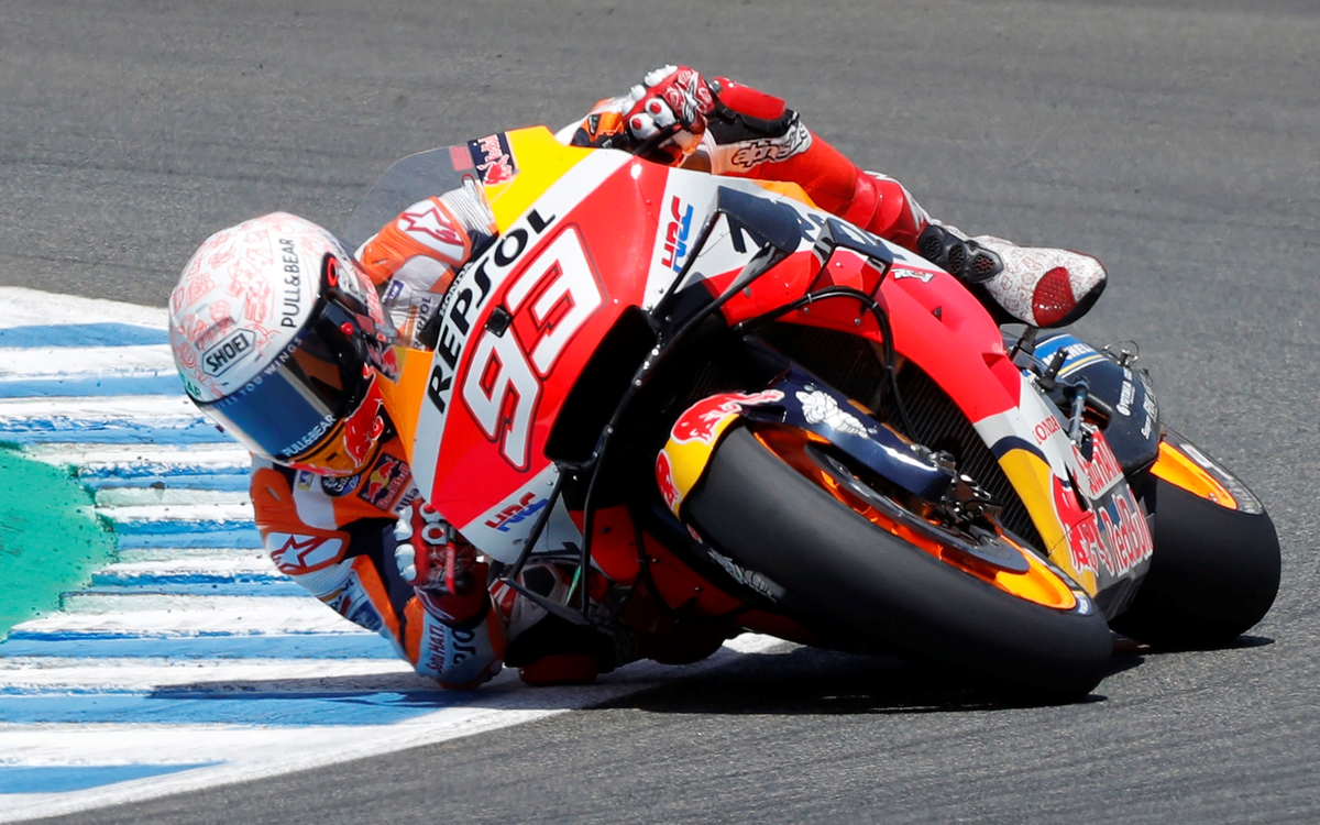 Марк Маркес проходит поворот на своём байке (2020 год)