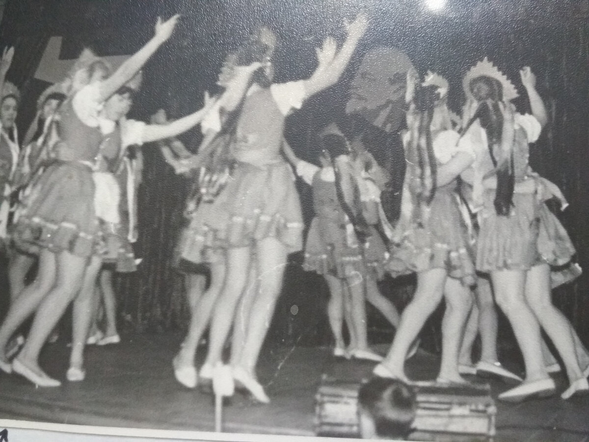 Я и Танюша выступаем на смотре художественной самодеятельности за школу-интернат, хотя учились в другой школе. На фото я крайняя слева, а сестра крайняя справа.