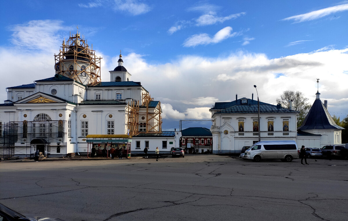 Вид на Николаевский монастырь с Соборной площади