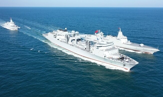 Корабль комплексного снабжения типа 901 «Хулунху» осуществляет морское пополнение запасов эсминцев типа 055 «Лхаса» и «Аншан» в неизвестном морском районе в 2022 году. Фото: любезно предоставлено ВМС НОАК. 