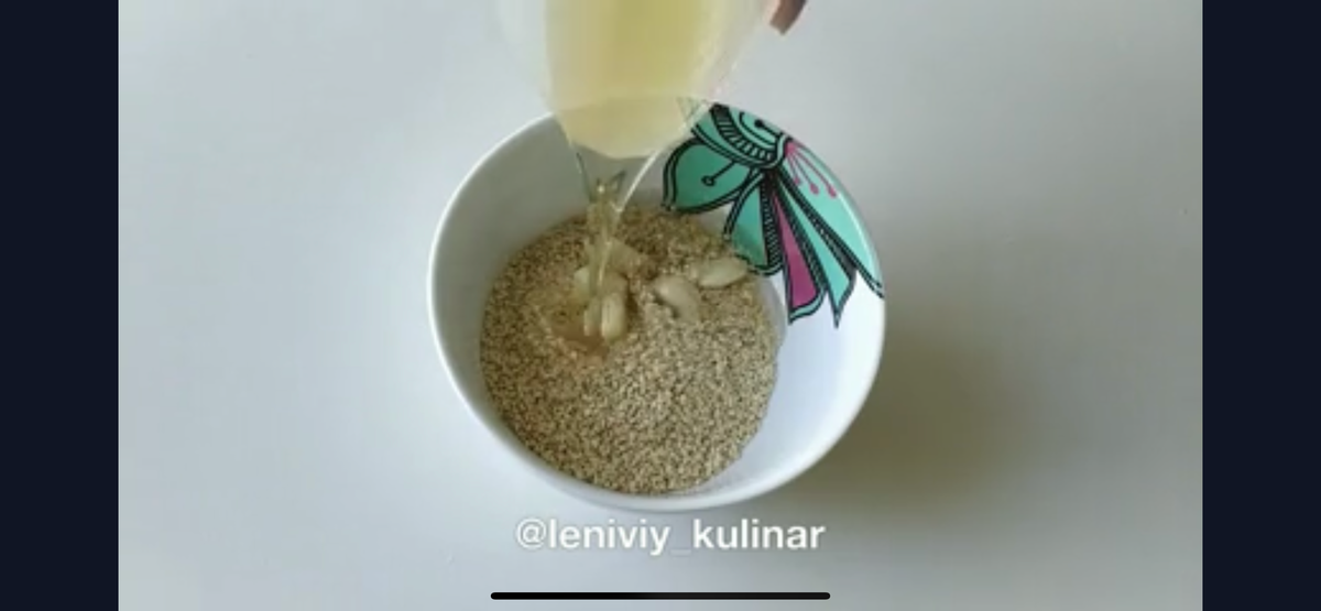 Пока пекутся баклажаны, сделаем пасту тахини. Измельчаем 100 гр кунжута, 5 зубчиков чеснока и 100 мл масла. Солим и добавляем сок лимона по вкусу. 