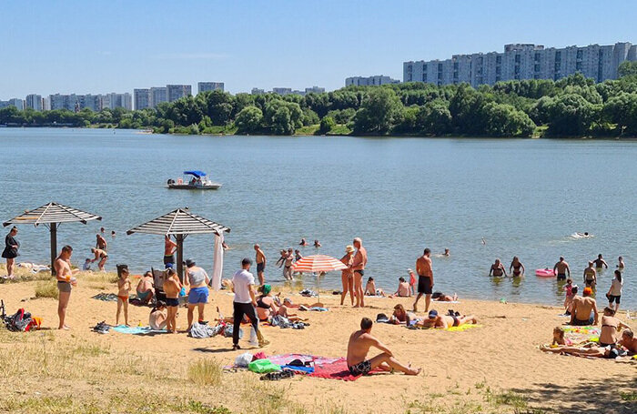    Отдыхающие в Серебряном бору.АГН «Москва»